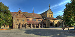 Klosterfront und romanische, später gotisierte Klosterkirche mit Vorhalle