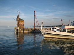 Das Motorschiff Konstanz verlässt den Hafen von Konstanz.