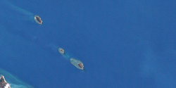 Landsat-Bild der Kulbi-Inseln:Portlock ist die unterste (südlichste) der drei Inseln.
