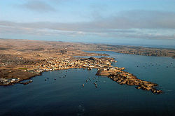 Shark Island (rechte Bildmitte) mit der Lüderitzbucht (links) und der Stadt Lüderitz im Hintergrund