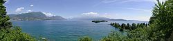 Panoramablick über den GardaseeIsola del Garda im Hintergrund rechts.