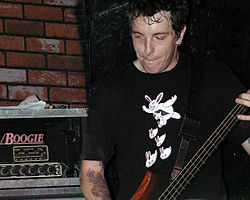 Bassist Larry Boothroyd bei einem Liveauftritt der Victims Family aus dem Jahr 2004.