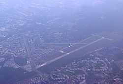 Luftbild des Flugplatzes, Blickrichtung etwa Nord-Süd