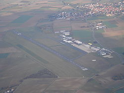 Luftbild: bisheriger Flugplatz Kassel-Calden mit Calden im Hintergrund