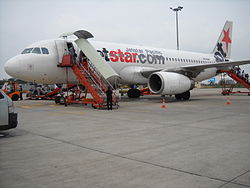 Máy bay A320 của Jestar tại sân bay Nội Bài.JPG