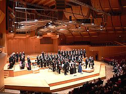 Solisten, Münchener Bach-Chor und Bachkollegium München nach einem Konzert in der Philharmonie im Gasteig 2008