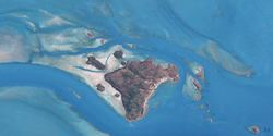 Landsat-Bild der Bellevue-Inselnmit Mabuiag im Zentrum