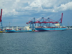 Rechts die Maersk Singapore