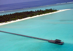 Dhiffushi (oder Holiday Island); Im Hintergrund das Aussenriff des Ari-Atolls