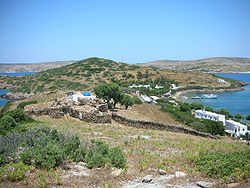 Marathi, links ehemalige Siedlung mit der Agios Nikolaos Kapelle, im Hintergrund Arki