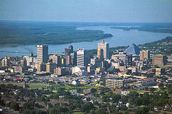 Luftaufnahme von Memphis mit dem Mississippi im Hintergrund