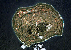 Satellitenbild von Minami-daitō (Norden ist im Bild links)