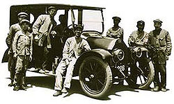 Mitsubishi Modell A Prototyp (1917) mit Arbeitern der Mitsubishi Shipbuilding Co. Ltd.