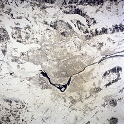 Winterliches Satellitenfoto des Hochelaga-Archipels und der Metropolregion Montréal