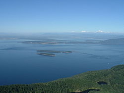 Blick vom Mount Constitution auf die Rosario Strait mit Mount Baker im Hintergrund