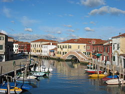 Hauptkanal Canale di San Donato; von rechts mündet der Rio San Matteo ein; die Mündung wird vom Ponte San Martino überspannt.