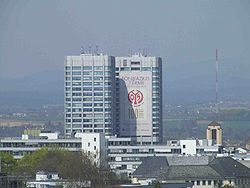 Die Bonifazius-Türme in Mainz. Hier mit einem riesigen Werbebanner für den 100. Geburtstag von Mainz 05