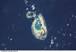 ISS-Bild des Saint-Joseph-Atolls, nordwestlich davon die Insel D’Arros