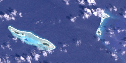 NASA-Satellitenbild mit den Turtle Islands links. Rechts sind die beiden Inseln der Zohhoiiyoru Bank zu sehen.