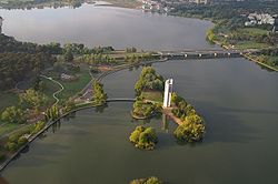 Luftaufnahme der Insel mit Glockenturm und der Kings Avenue-Brücke im Hintergrund