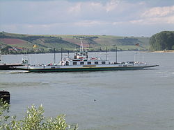 Die Rheinfähre Landskrone auf dem Rhein bei Nierstein in Rheinland-Pfalz auf dem Weg nach Kornsand in Hessen