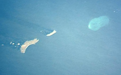 Satellitenbild von Hatutu (Mitte),südwestlich liegt Eiao,nordöstlich liegt Motu One