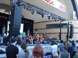 Ohbijou bei einem Liveauftritt 2007 in London, Ontario