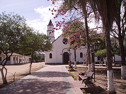Kirche San Miguel am "Plaza Principal 21 de Abril"