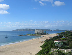 Plettenberg Bay. Blick auf den Central Beach und das Beacon-Island-Hotel; im Hintergrund die Robberg-Halbinsel