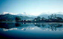 Der Phewa-See mit Pokhara und im Hintergrund der Annapurna-Himal