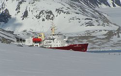 Eisbrecher Polar Star vor Ny Alesund (Spitzbergen)