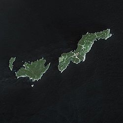 Satellitenbild der Îles d’Hyères, die Île du Levant ist rechts