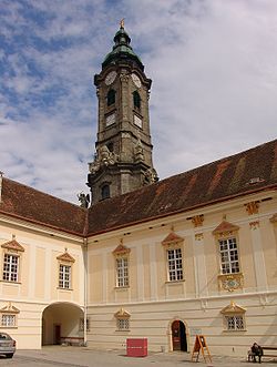 Prälatenhof mit Turm