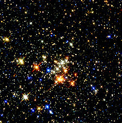 Infrarot-Falschfarbenaufnahme des Quintuplet-Sternhaufens