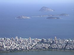 Blick auf Ipanema vom Corcovado. Die Cagarras-Inseln sind im Hintergrund sichtbar.