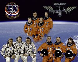  Besatzung der Space Shuttle-Mission STS-102 (oben), die Crew der ISS Expedition 1 (unten links) und die Crew der ISS Expedition 2 (unten rechts). 
