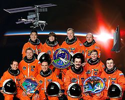 STS-108 Crew mit den Crews der ISS Expeditionen 3 und 4