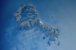 NASA-Bild der Auckland Islands, Disappointment Island mittig rechts