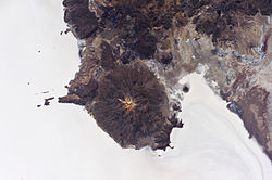 Luftbild: Vulkan Tunupa am Rande des Salar de Uyuni