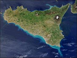 Satellitenbild Siziliens mit Ätna im Osten