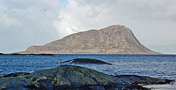 Skorpa von der Insel Gurskøya aus gesehen