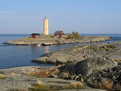 Hängebrücke, Leuchtturm und Anlegestelle von Söderskär