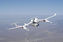 White Knight im Flug mit dem unten angebrachten SpaceShipOne