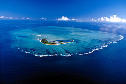 Luftaufnahme des Atolls, die Insel Saint-François vorne