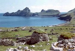 Die Insel Dùn im Hintergrund, davor die Village Bay