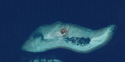 Landsat-Bild der Insel mit dem wesentlich größeren umgebenden Korallenriff