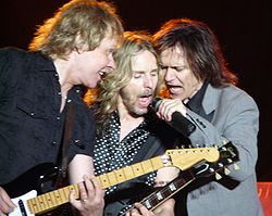 Live in Hinckley, MN am 13. Juni 2008. (Links nach rechts: James „J.Y.“ Young, Tommy Shaw, Lawrence Gowan)