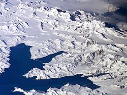 Zentrales Südgeorgien: Cumberland Bay; Thatcher Peninsula mit dem King Edward Cove (Grytviken); Allardyce Range mit dem Gipfel Mt. Paget (NASA-Bild)