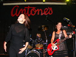 Belinda Carlisle, Kathy Valentine (rechts) und Gina Schock (hinten)