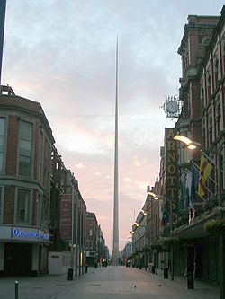 The Spire, gesehen von der Henry Street